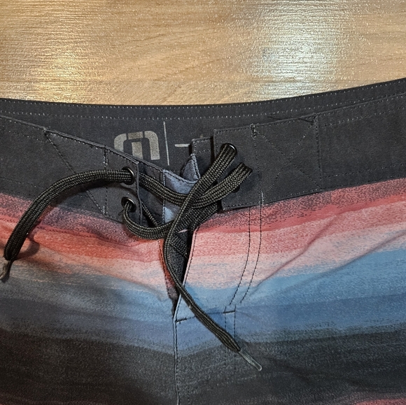 Travis Mathew Board Shorts Men’s Size 34 Striped Swim Trunks Drawstring - Picture 2 of 7